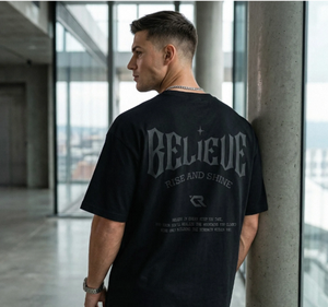 เสื้อยืดผู้ชาย Believe Rise Shine ทรงปกติ สีดำ แขนสั้น คอกลม สไตล์สตรีท ผ้าถักเฟรนช์เทอร์รี่ แห้งเร็ว ระบายอากาศได้ดี - Product Image 4
