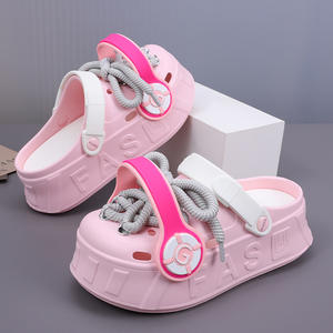 Sabots Geeo pour femmes, rose et blanc, chaussures de plage d'été avec design casque audio, talon de 3 cm - Product Image 5