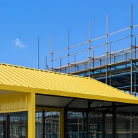 Maison préfabriquée jaune en conteneur avec toit en pente, chalet modulaire pour location de vacances en station balnéaire