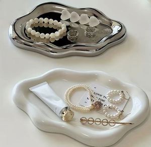 Bandeja de Almacenamiento de Joyas de PP de Diseño Moderno Personalizado, con Forma de Nube Tallada, Acabado Galvanizado, Multifuncional y Portátil para Aretes y Anillos - Product Image 1