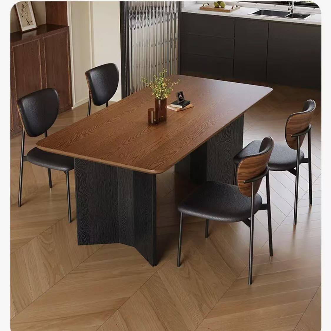 Une table et quatre chaises, une chaise remplie d'amour