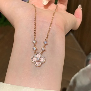 Collier Trèfle à Quatre Feuilles en Pierre Naturelle Rose Exquise Incrustée de Poudre Brillante et de Diamants, Collier Fleur Porte-Bonheur - Product Image 4