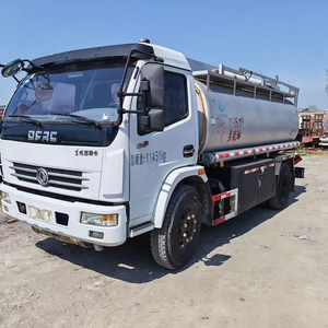 Camion-citerne à huile 4x2 de 9 m³ en acier au carbone pour le transport de pétrole à vendre à prix abordable - Product Image 1