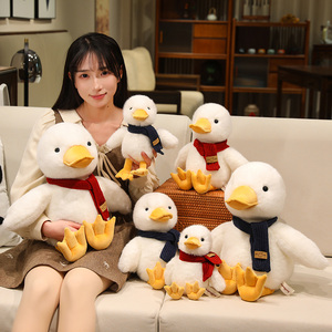 Nuevo Pato de Peluche con Bufanda, Animal de Peluche, Regalo de Año Nuevo, Decoración para el Hogar, Muñeco de Pato Sentado Suave - Product Image 5