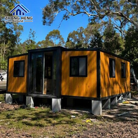 Casa Contenedor Expandible de Madera Cálida con Acabado de Grano de Madera, Almacén, Terraza, Cabaña Prefabricada, Entrada de Cristal, Casa de Vacaciones en Bosque/Montaña, Base de Muelle