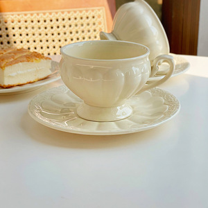 Ensemble tasse et soucoupe en céramique crémeuse de style <span class=keywords><strong>vintage</strong></span> français avec motif floral en relief et tasse en forme de citrouille pour le thé et le café de l'après-midi - Product Image 3