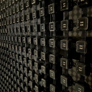 Écrans en maille de pixels LED flexibles légers à haute perméabilité IP67 P40 <span class=keywords><strong>pour</strong></span> façade de bâtiment extérieur - Product Image 4