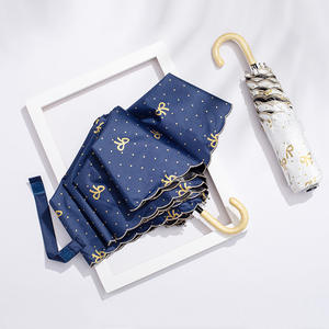 ร่มกันแดดกันฝนแบบสามพับ Leia แบบเปิดด้วยมือ โครงไฟเบอร์ สำหรับเดินทาง ลายสีน้ำเงินทอง ป้องกันรังสียูวีสำหรับผู้หญิง - Product Image 1