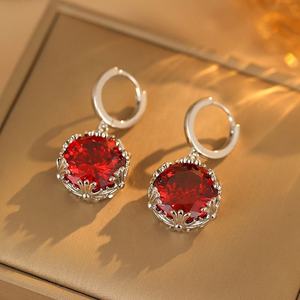 Boucles d'oreilles en zirconium rouge antique à la française, nouveau design tendance haut de gamme, style luxueux et à la mode pour les mondaines ou les cadeaux - Product Image 3