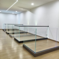 Rampe en verre en aluminium en forme de U pour balcon et terrasse extérieure, système de balustrade en verre trempé sans cadre
