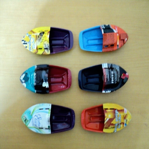 Jouets en métal recyclé en forme de bateaux à vapeur Putt Putt Pop Pop - 14 cm, assortiment de 8 couleurs - Product Image 1