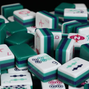 Popular Juego de Mahjong Americano de Cristal Verde Oscuro de Alta Calidad con Fichas Acrílicas de 4 Capas para Reuniones Familiares y Entretenimiento - Product Image 2