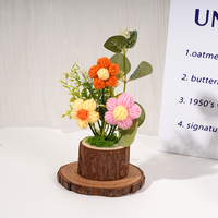 Fleurs au crochet artisanales et éclatantes, vase en bois naturel, composition florale tricotée artisanale pour la remise des diplômes, le Nouvel An chinois, la Fête des Pères