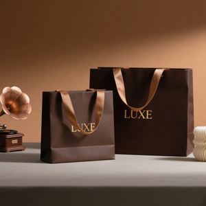 Sacs en papier kraft brun écologiques avec poignée plate, logo personnalisé imprimé, sacs de transport pour magasins de détail et vêtements - Product Image 1