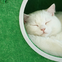 Arbre à chat en feutre pour Noël avec griffoir en sisal et maisonnette pour chat