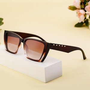 Gafas de Sol de Ojo de Gato para Mujer Fy-99231, Color Negro Brillante C1, Lentes de PC Gris Arena, Protección UV400, Estilo de Marco Cuadrilateral - Product Image 4