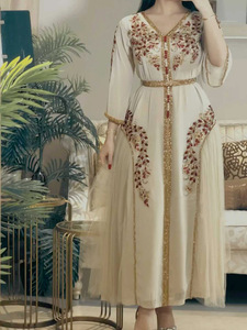 <span class=keywords><strong>Abito</strong></span> Musulmano alla Moda <span class=keywords><strong>in</strong></span> Chiffon Bianco <span class=keywords><strong>con</strong></span> Decorazioni <span class=keywords><strong>in</strong></span> Pizzo Dorato e <span class=keywords><strong>Cintura</strong></span>, Motivo Floreale Ricamato Rosso per l'Eid - Product Image 4