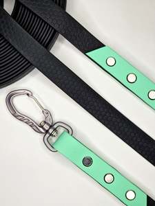 Venta al por mayor de lujo de moda ajustable suave PVC perro <span class=keywords><strong>Collar</strong></span> etiqueta de nombre impermeable manos libres hebilla Correa patrón sólido remache mascotas - Product Image 3
