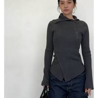 Pull en maille pour femme à ourlet asymétrique et manches évasées - Col plissé avec détail boutonné, coupe ajustée