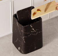 Poubelle carrée à couvercle basculant motif marbre, style luxueux pour maisons d'hôtes, hôtels, salons et salles de bain