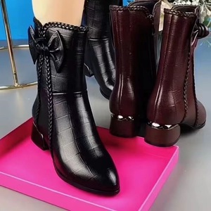 <span class=keywords><strong>Botines</strong></span> <span class=keywords><strong>de</strong></span> tacón grueso con punta y lazo para <span class=keywords><strong>mujer</strong></span>, <span class=keywords><strong>de</strong></span> cuero repujado con detalles tejidos, venta al por mayor - Product Image 1
