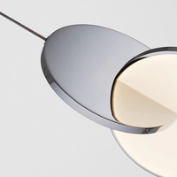Lustre à disque rond minimaliste nordique avec abat-jour en acrylique à corps en miroir en métal pour hôtels chambres salon et couloir