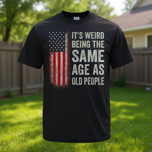 Es extraño estar de la misma edad que las personas mayores, camiseta con bandera americana - Product Image 3