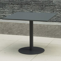 Table de repas extérieure de style cour moderne en bois de teck composite bois-plastique MDF avec structure en fer forgé finition grain de bois noir/blanc