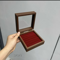 Boîte à bijoux carrée de luxe en bois de noyer George avec logo personnalisé, fermeture à boucle, organisateur de bagues et bracelets, vitrine en verre, petite taille