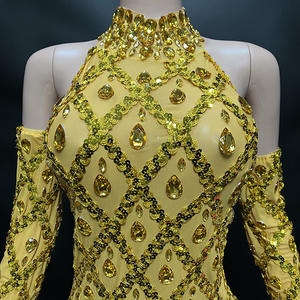 Luxueuze strass-versierde gouden halter mini-jurk met off-shoulder bodycon pasvorm, geschikt voor feestjes, clubs en gala's, met afneembare mouwen. - Product Image 3