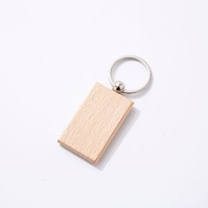 Porte-clés en bois vierge Ys69 en forme de planche de surf, personnalisable avec logo gravé, vente en gros - Product Image 5