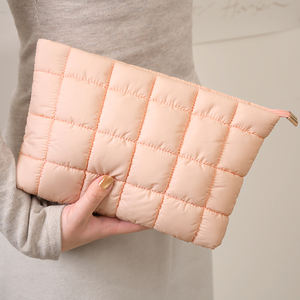 कस्टम लोगो टिकाऊ कुलीटेड पफी नायलॉन मेकअप बैग के साथ महिलाओं के लिए कस्टम लोगो टिकाऊ क्लुटेड पफी यात्रा कॉस्मेटिक पाउच - Product Image 1