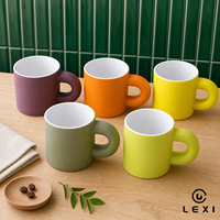 Ensemble de tasses en céramique cylindriques lisses et mates, cinq couleurs : mauve, orange, jaune, vert sauge, blanc brillant, avec intérieur blanc brillant et poignée épaisse en forme de donut, pour la maison
