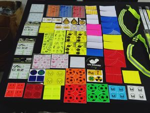 Impression de motif personnalisé En13356 PVC point <span class=keywords><strong>réfléchissant</strong></span> <span class=keywords><strong>casque</strong></span> de <span class=keywords><strong>moto</strong></span> autocollants de sécurité enfants cartable feuille réflexe <span class=keywords><strong>autocollant</strong></span> en vinyle - Product Image 5