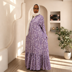 Abaya Morada con Estampado Paisley, Cuello en V, Diseño en Capas, Secado Rápido, Vestido Largo Formal/de Noche para Mujer Musulmana, Personalizable - Product Image 1