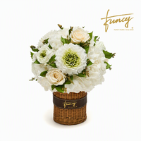 Roses Naturelles Préservées, Fleurs Éternelles Blanches Mixtes dans un Vase en Rotin Tressé, Cadeaux et Décoration d'Intérieur