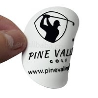 Étiquette en PVC souple avec logo en relief 3D personnalisé, bord découpé au laser et forme en rouleau pour étiquettes de vêtements