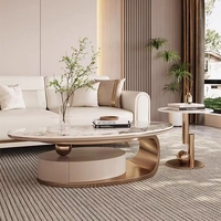 Ensemble de tables basses ovales en marbre et métal doré de luxe moderne pour la maison, l'appartement, le salon, pièce maîtresse