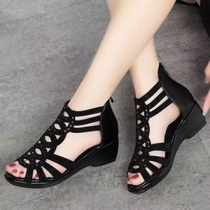 Sandales romaines en PU souple pour <span class=keywords><strong>femmes</strong></span>, <span class=keywords><strong>été</strong></span> 2025, nouvelles sandales <span class=keywords><strong>compensées</strong></span> respirantes à semelle souple, <span class=keywords><strong>chaussures</strong></span> de maman tendance, semelle extérieure en plastique - Product Image 3