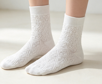 Chaussettes pour femmes, chaussettes décoratives à la mode avec un design jacquard tridimensionnel, en coton doux pour tous les jours
