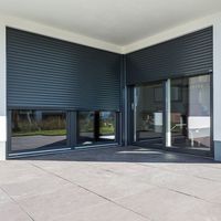 Porte de garage à enroulement vertical en alliage d'aluminium, moderne, pour entrepôt, à commande motorisée, résistante à la pluie, imperméable, durable