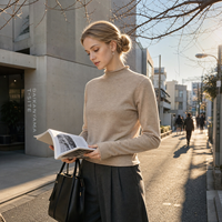 Pull en maille minimaliste pour femme, col montant, manches longues, coupe ajustée, bord roulé, couleur beige avoine, hiver, luxe discret