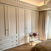 Armoire vintage en chêne français massif, grande capacité de rangement, pour hôtel et maison