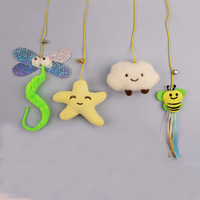 Jouet interactif suspendu pour chaton, chenille arc-en-ciel à pompons, avec clochette et plumes blanches, style dessin animé