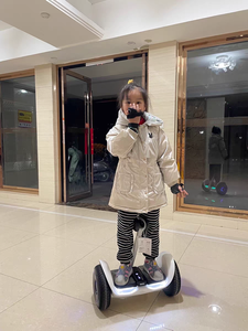 Nuevo Ninebot L8 2022, Scooter Eléctrico, Auto de Equilibrio Inteligente de Dos Ruedas con Control por Movimiento de Piernas para Niños y Adultos - Product Image 6