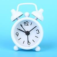 Jam Alarm Mini Bentuk Lonceng Ganda Logam Quartz Shabby Chic dengan Jarum Penunjuk Waktu untuk Anak-Anak