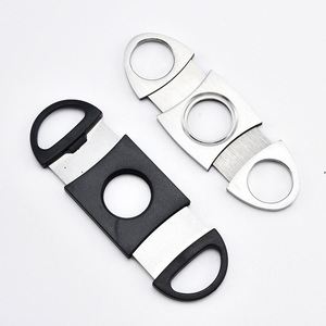 Ensemble d'accessoires pour cigares : Coupe-cigares multifonctionnel classique portable en acier inoxydable à double tranchant et outils simples en plastique – Vente en gros - Product Image 3