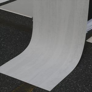Carreaux de pierre naturelle flexibles en feuille de placage de <span class=keywords><strong>travertin</strong></span> ultra-mince Justone pour la décoration de panneaux muraux extérieurs - Product Image 1