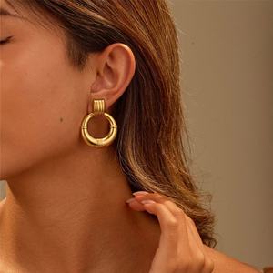 Boucles d'oreilles créoles géométriques tendance de style européen et américain, plaquées or 18 carats, en acier titane haut de gamme, avec blocs de couleur, pour femmes - Product Image 1