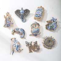 Broche en porcelaine émaillée bleue et blanche avec strass mélangés XR Wholesale, motif floral et animalier doré, mode féminine, personnalisable OEM/ODM